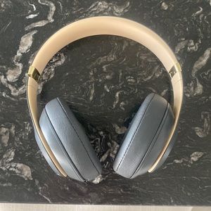 Barely worn, Beats Studio 3s. Grey and Gold